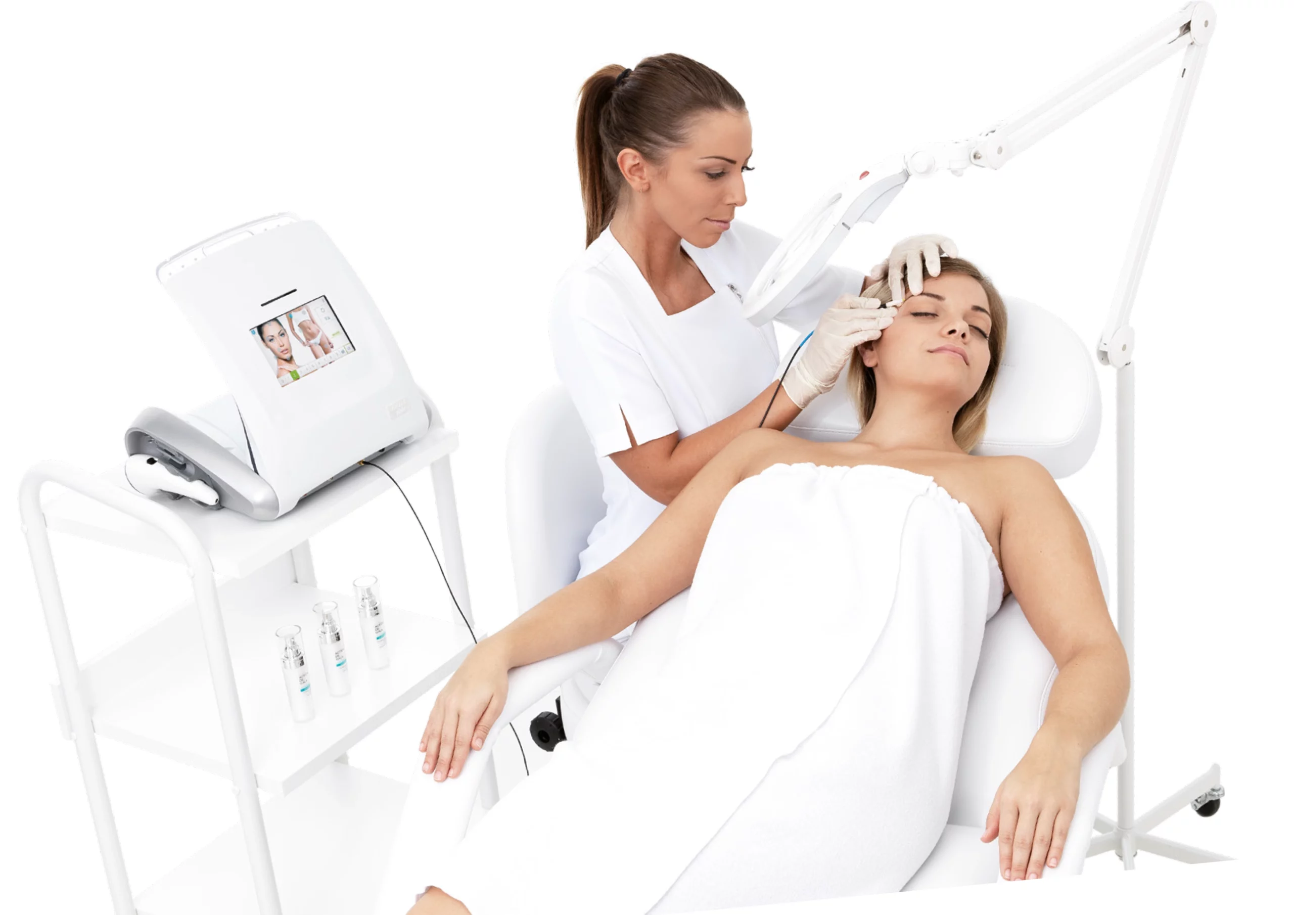Kosmetikerin führt eine Gesichtsbehandlung mit einem Microneedling-Gerät an einer Klientin durch.